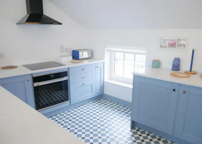 Sunset View, 2 Bedrooms In The Heart Of Holt With Parking