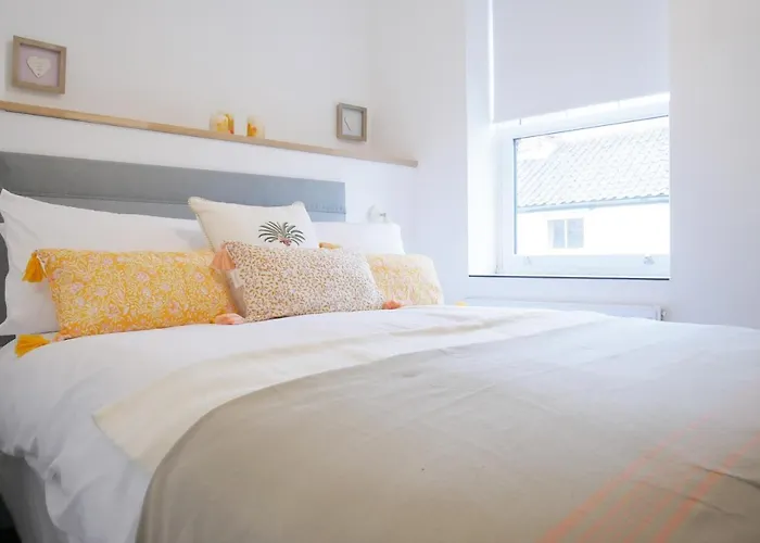 Sunset View, 2 Bedrooms In The Heart Of Holt With Parking
