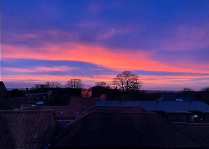 Sunset View, 2 Bedrooms In The Heart Of Holt With Parking