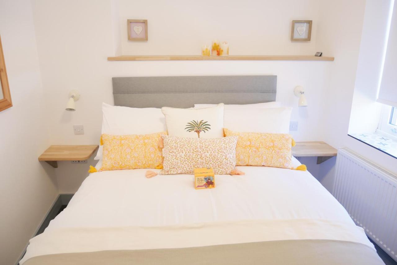 Sunset View, 2 Bedrooms In The Heart Of Holt With Parking Apartment *