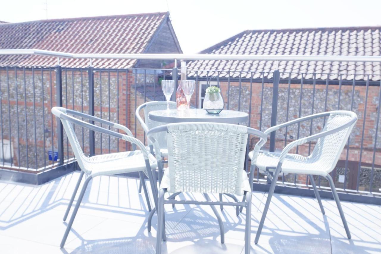 Apartment Sunset View, 2 Bedrooms In The Heart Of Holt With Parking