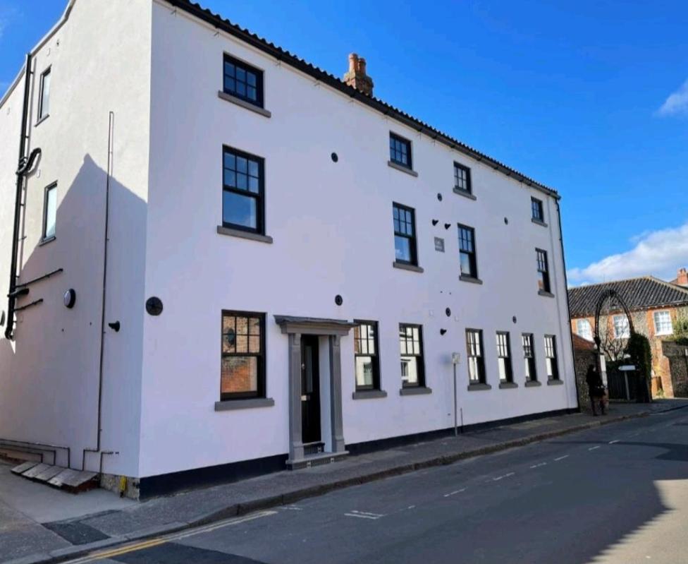 Sunset View, 2 Bedrooms In The Heart Of Holt With Parking Apartment *